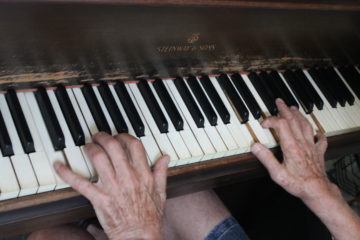 Peslikis piano hands