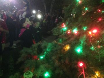 tree-lighting-kids