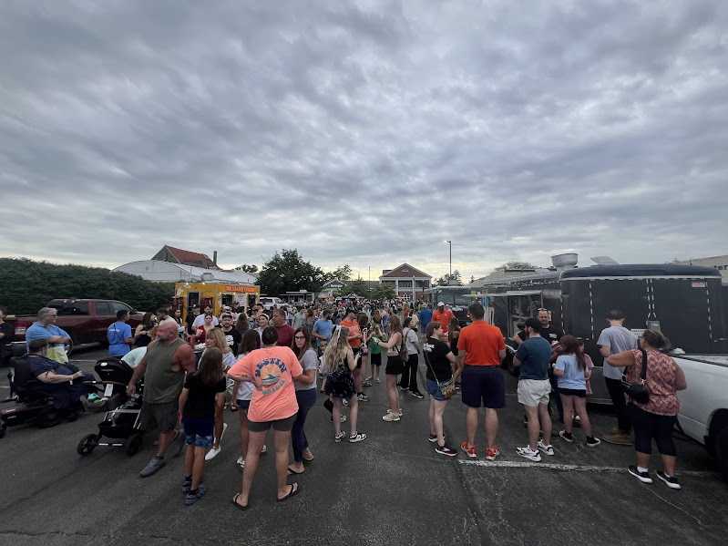 overview of crowd and food trucks