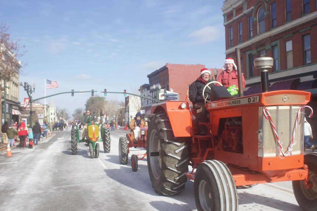 BG Holiday Parade braves the cold to in the holiday season BG